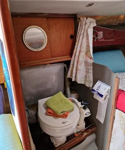 ספינת מלון El Barquito De *